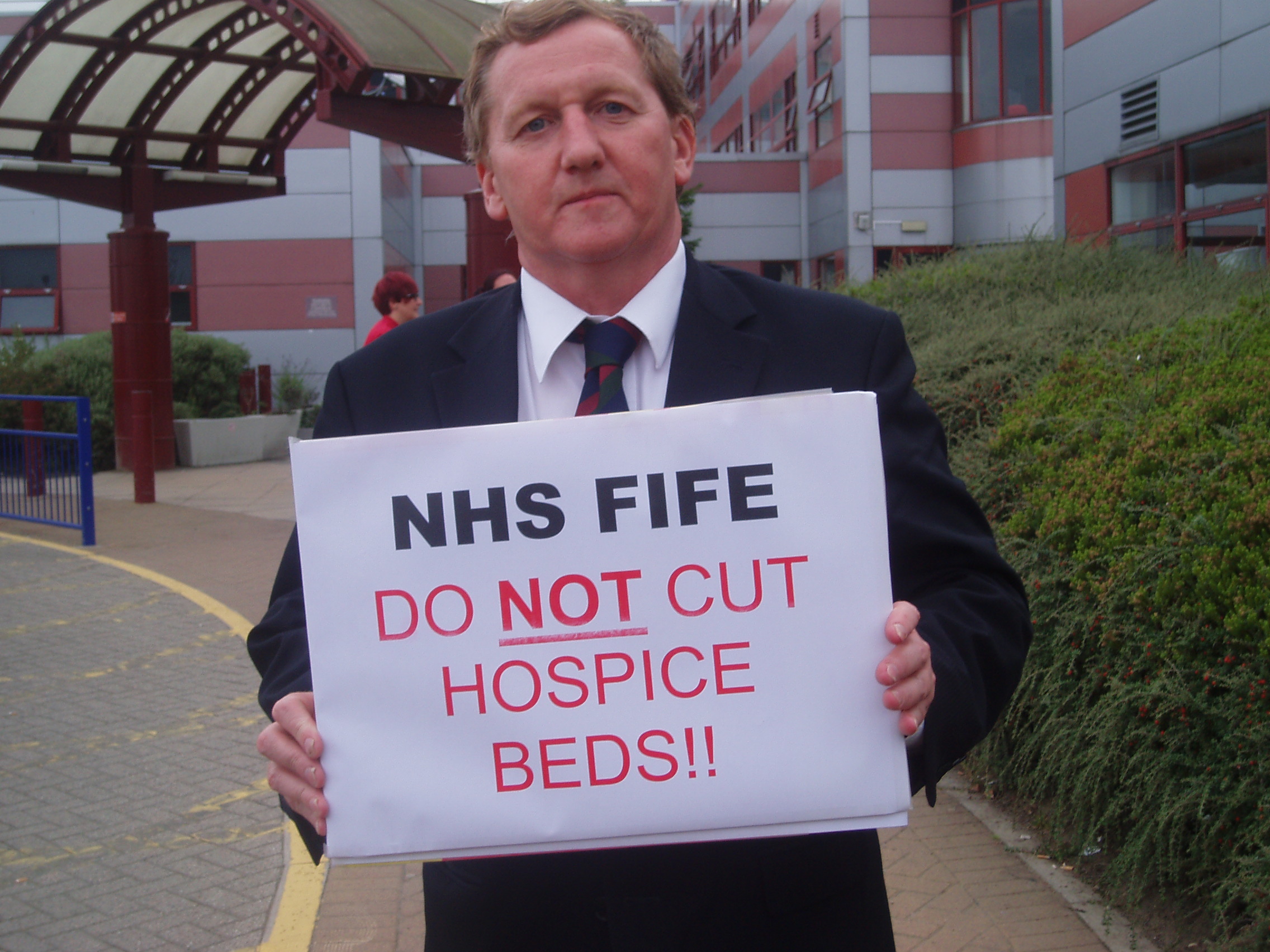 Alex Rowley campaiging to halt hospice bed cuts