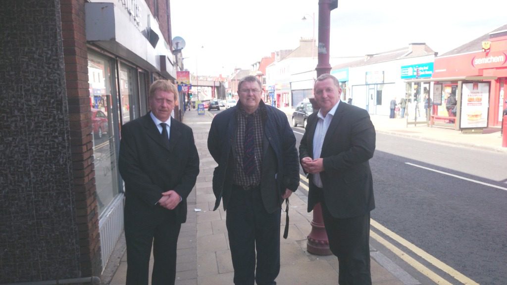Picture shows Jim Paterson of Kassy’s kitchen with Fife Times Editor Jim Stark and Alex Rowley discussing the High Street 